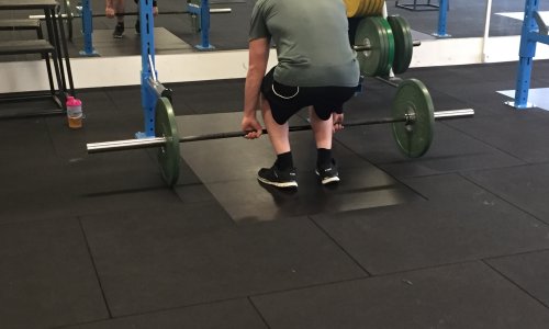Phòng GYM lót sàn cao su ErgoTile với người tập