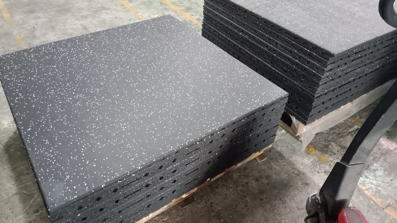 Block gạch cao su Quad cạnh vuông 1000x1000mm mặt C4 đang chờ đóng gói