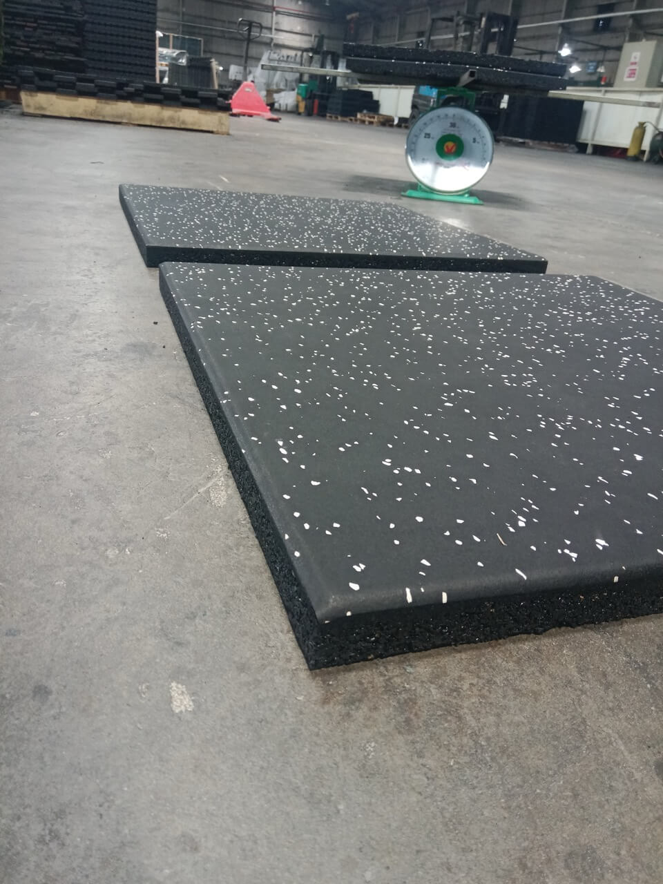 Gạch cao su Ergotile Quad 500x500mm dày 25mm, mặt C4 thảm EPDM màu đen pha xám